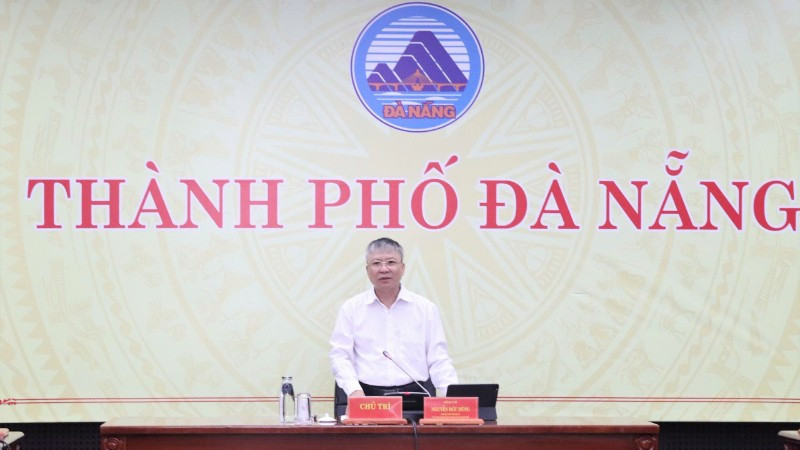 Đồng chí Nguyễn Đức Dũng, Phó Bí thư Thành ủy, Chủ tịch Hội đồng nhân dân thành phố, Chủ tịch Ủy ban Bầu cử thành phố Đà Nẵng, chủ trì phiên họp.