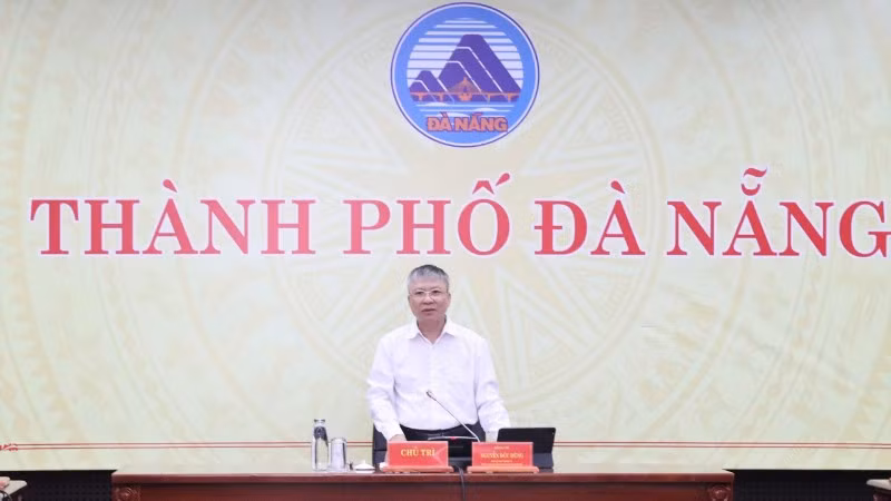 Đồng chí Nguyễn Đức Dũng, Phó Bí thư Thành ủy, Chủ tịch Hội đồng nhân dân thành phố, Chủ tịch Ủy ban Bầu cử thành phố Đà Nẵng, chủ trì phiên họp.