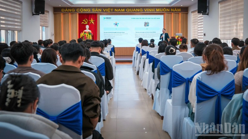 Đông đảo sinh viên Trường đại học Kinh tế-Đại học Đà Nẵng cập nhật các thông tin mới nhất về tài chính số.