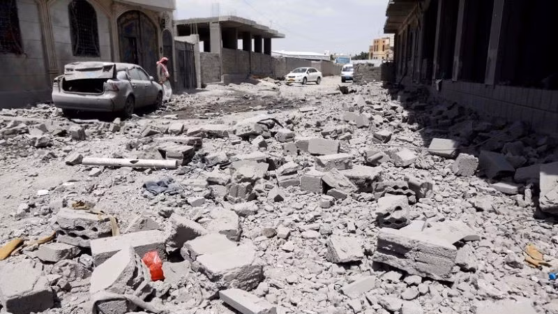 Cảnh đổ nát sau các cuộc không kích nhằm vào các mục tiêu của Houthi tại Sanaa, Yemen. (Ảnh: THX/TTXVN)