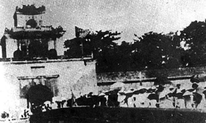 Nhân dân Thừa Thiên-Huế tham gia giành chính quyền và kéo vào cửa Thượng Tứ ngày 23/8/1945, ngày cách mạng thắng lợi tại Huế. (Ảnh: Tư liệu TTXVN)