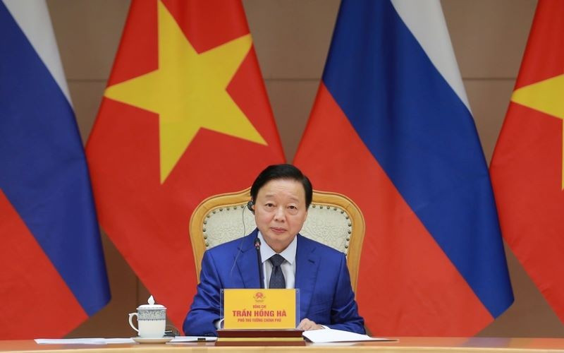 Phó Thủ tướng Trần Hồng Hà điện đàm trực tuyến với Phó Thủ tướng Nga Dmitry Nikolayevich Chernyshenko. (Ảnh: VGP/Minh Khôi)