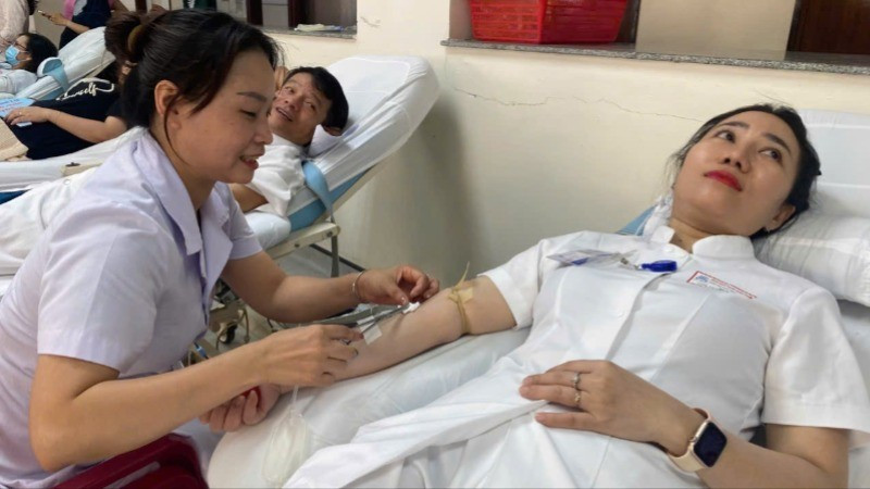 Y bác sĩ hiến máu trong bối cảnh lượng máu dự trữ tại trung tâm huyết học- truyền máu bị thiếu hụt.
