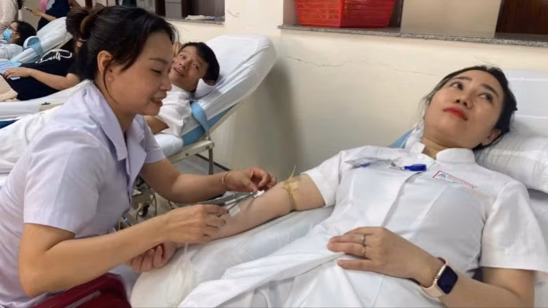 Y bác sĩ hiến máu trong bối cảnh lượng máu dự trữ tại trung tâm huyết học- truyền máu bị thiếu hụt.