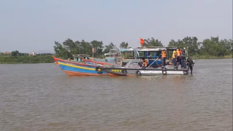 Bộ đội Biên phòng đôn đốc, hướng dẫn tàu cá vào nơi neo đậu an toàn.