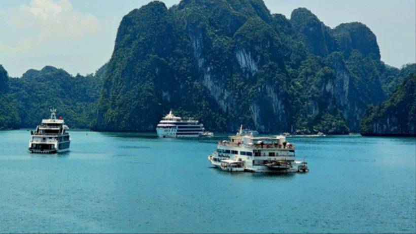Tàu du lịch chở khách tham quan Vịnh Hạ Long. (Ảnh minh họa)