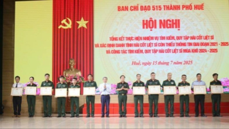 Ban Chỉ đạo 515 thành phố Huế trao Bằng khen tặng 15 cá nhân có thành tích xuất sắc trong thực hiện nhiệm vụ.