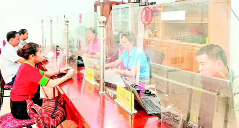 Cán bộ Trung tâm Phục vụ hành chính xã Yên Na, tỉnh Nghệ An nỗ lực vượt khó, phục vụ nhân dân ngày càng tốt hơn.