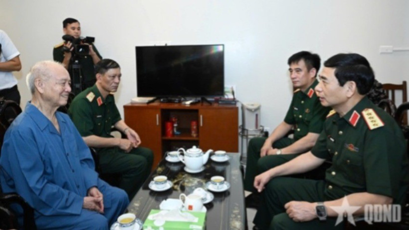 Đại tướng Phan Văn Giang thăm hỏi sức khỏe Đại tướng Phạm Văn Trà. Ảnh: qdnd.vn