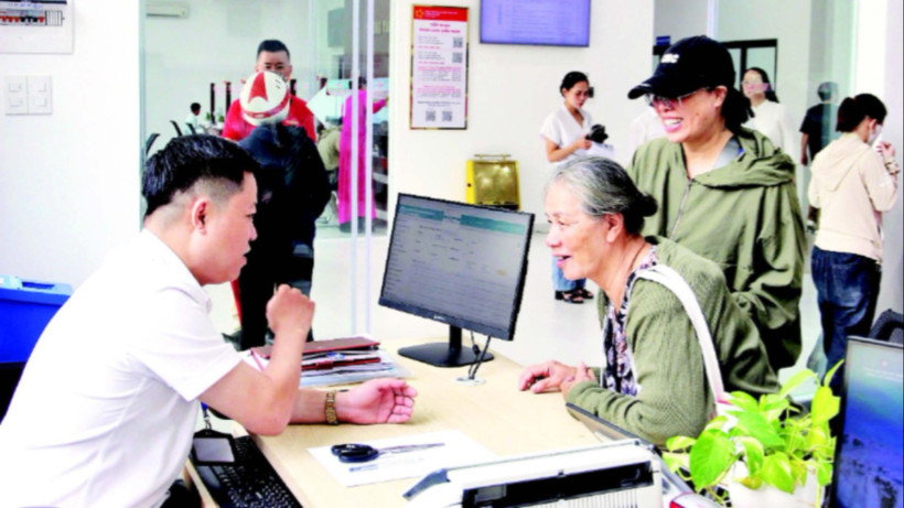 Cán bộ phường Hải Châu (TP Đà Nẵng) hướng dẫn người dân giải quyết thủ tục hành chính.