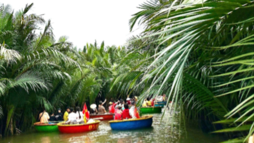 Sự hình thành của những không gian văn hóa lớn sau sáp nhập đơn vị hành chính giúp tạo đà cho du lịch phát triển. Trong ảnh: Du khách trải nghiệm rừng dừa 7 mẫu ở Hội An.