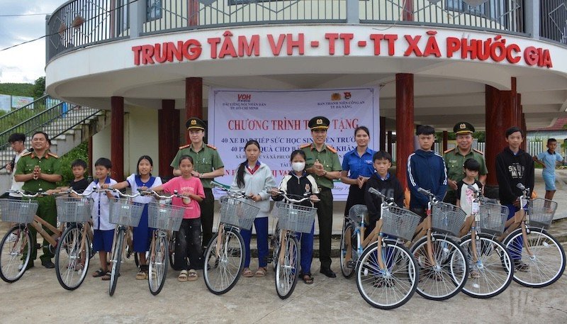 Đoàn công tác trao tặng xe đạp cho học sinh nghèo vượt khó tại xã Phước Trà, thành phố Đà Nẵng. (Ảnh: DUY MẪN) 