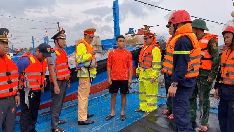Lực lượng chức năng thành phố Đà Nẵng hướng dẫn ngư dân đưa tàu về nơi tránh trú bão an toàn, bảo đảm tài sản, tính mạng. (Ảnh công an cung cấp)