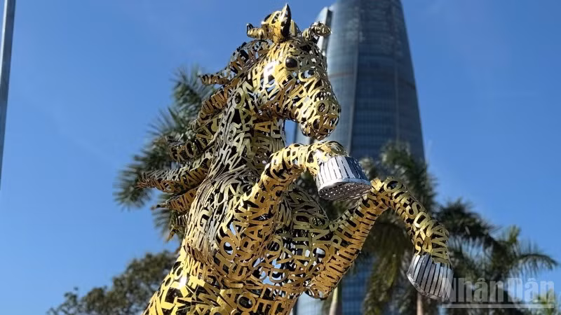 Linh vật ngựa độc đáo ghép tên 94 xã phường Đà Nẵng đón Tết 2026.