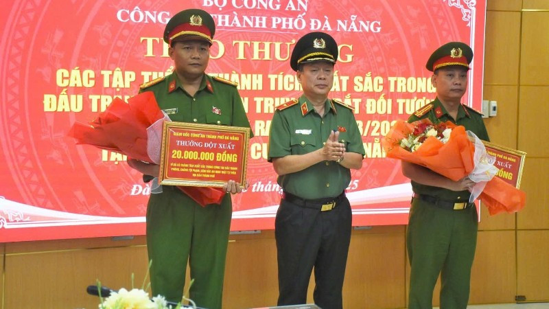 Thiếu tướng Nguyễn Hữu Hợp, Giám đốc Công an thành phố Đà Nẵng đã trao thưởng nóng cho Phòng Cảnh sát hình sự và Công an phường Ngũ Hành Sơn.