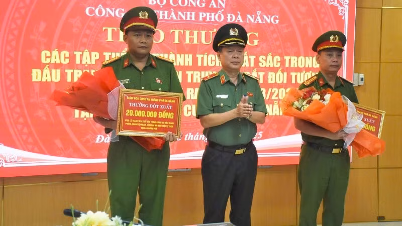 Thiếu tướng Nguyễn Hữu Hợp, Giám đốc Công an thành phố Đà Nẵng đã trao thưởng nóng cho Phòng Cảnh sát hình sự và Công an phường Ngũ Hành Sơn.