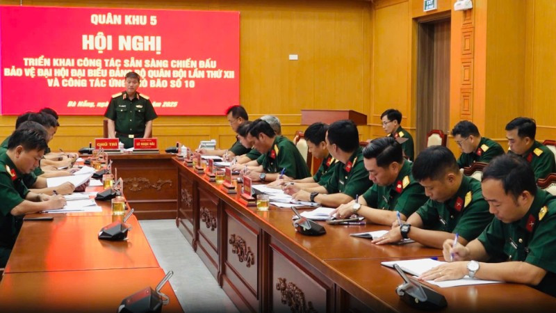 Trung tướng Lê Ngọc Hải – Tư lệnh Quân khu 5 chủ trì cuộc họp.