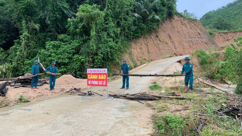 Xã biên giới La Dêê, thành phố Đà Nẵng phân công lực lượng trực bão, hướng dẫn người dân không đi lại tuyến đường có nguy cơ sạt lở cao.