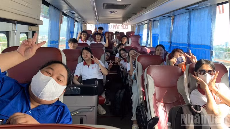 Các sinh viên công nghệ thông tin Trường đại học Duy Tân lên đường về các xã vùng núi, biên giới của Đà Nẵng để hỗ trợ giải quyết thủ tục hành chính. (Ảnh: ANH ĐÀO)