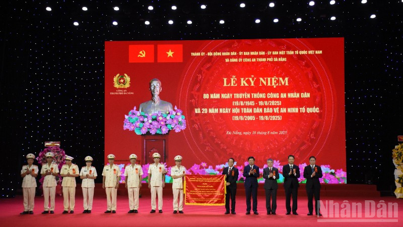 Thành phố Đà Nẵng trao tặng bức trướng chúc mừng Công an thành phố Đà Nẵng nhân lễ kỷ niệm 80 năm Ngày truyền thống Công an nhân dân Việt Nam (19/8/1945-19/8/2025). (Ảnh: ANH ĐÀO)