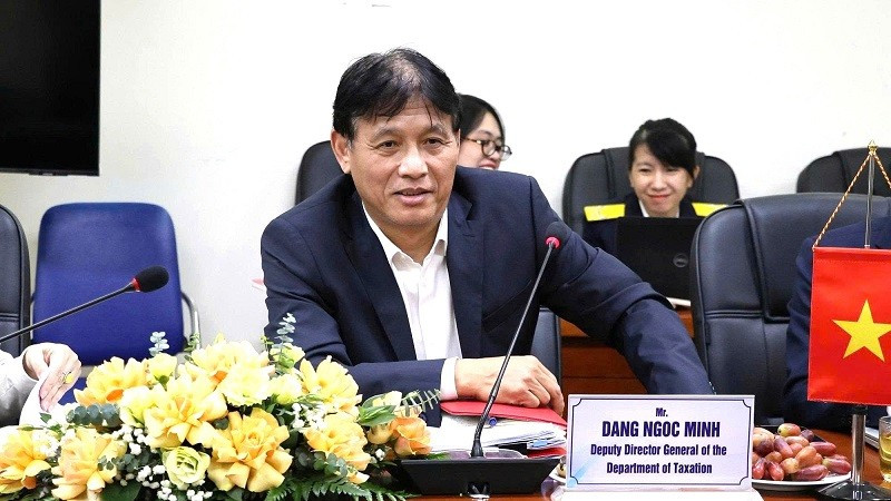 Phó Cục trưởng Đặng Ngọc Minh chia sẻ kinh nghiệm về công tác thuế với Đoàn công tác của Cơ quan Thuế Singapore.