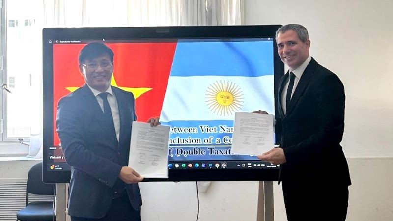 Phó Cục trưởng Đặng Ngọc Minh và ông Carlos Protto - Vụ trưởng Quan hệ Thuế quốc tế, Bộ Tài chính Argentina ký biên bản.