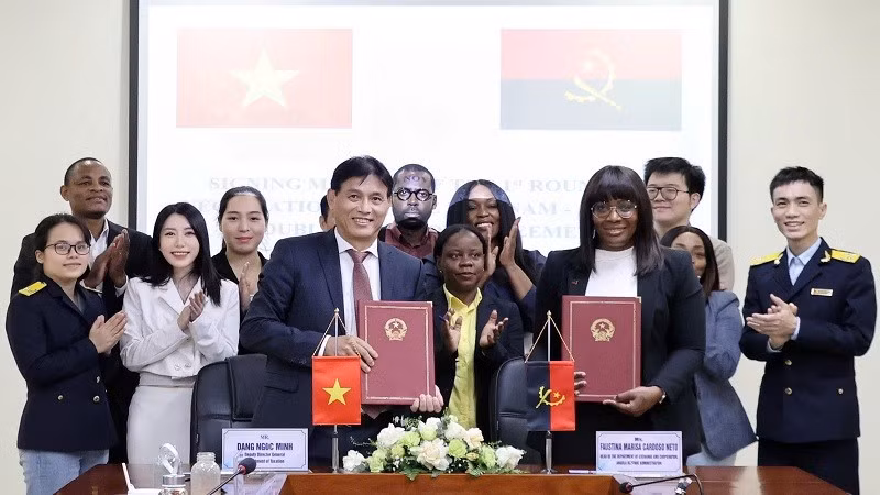 Phó Cục trưởng Đặng Ngọc Minh và bà Faustina Marisa Cardoso Neto - Trưởng đoàn đàm phán Angola ký Hiệp định.