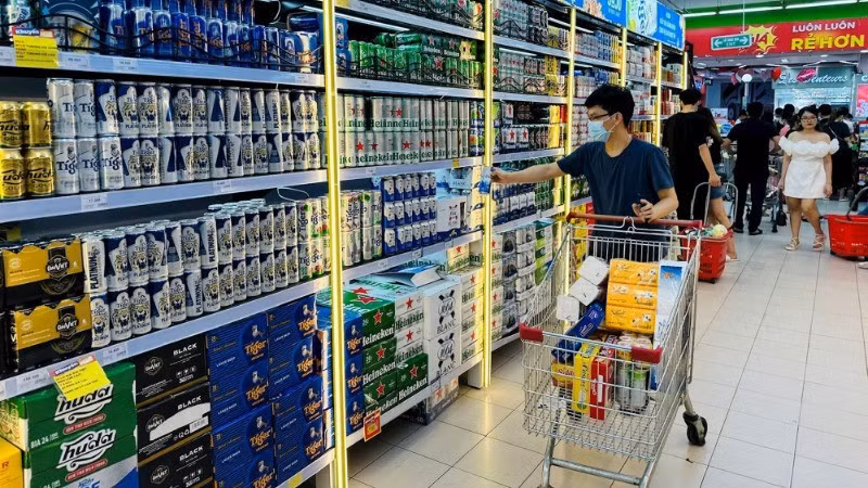 Người tiêu dùng lựa chọn các sản phẩm đồ uống tại siêu thị ở Hà Nội. (Ảnh ÁNH DƯƠNG)