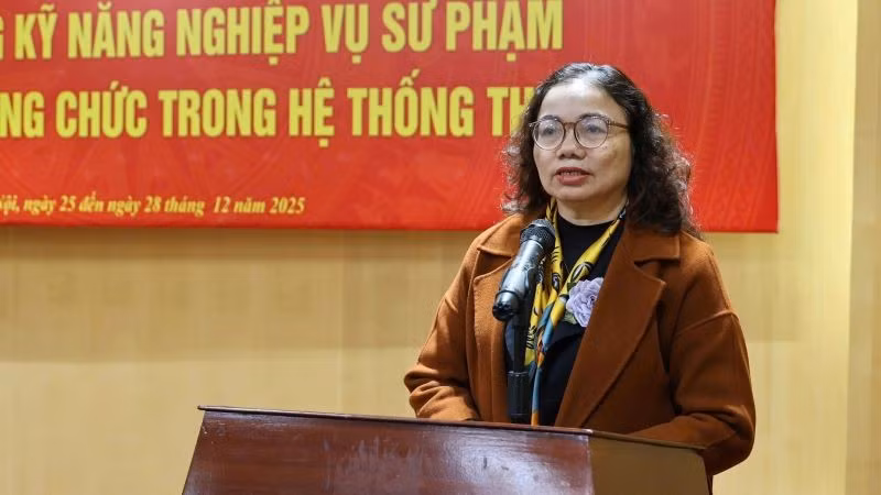 Giảng viên Trường đại học Sư phạm Hà Nội chia sẻ tại buổi học.