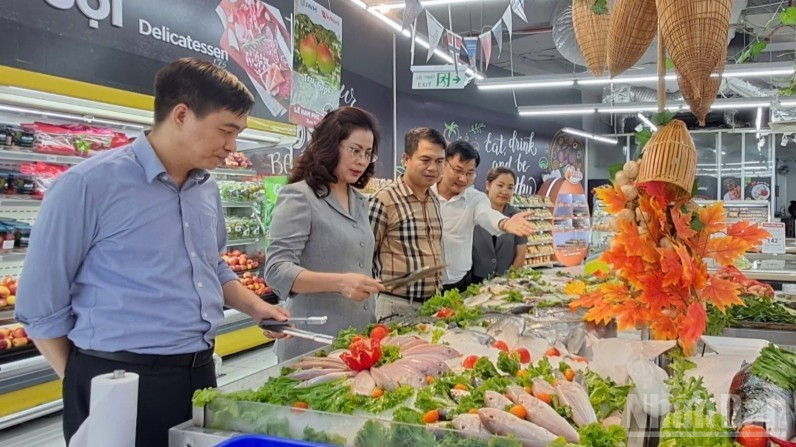Sở Công thương Hà Nội kiểm tra hàng hóa tại các hệ thống bán lẻ. (Ảnh: nhandan.vn)