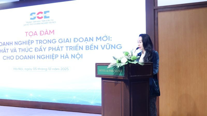 Bà Nghiêm Thị Hoàng Anh, Phó Giám đốc Trung tâm Xúc tiến đầu tư và Hỗ trợ doanh nghiệp Hà Nội phát biểu khai mạc. (Ảnh: ANH MINH).
