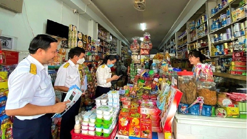 Công chức thuế tuyên truyền hỗ trợ hộ kinh doanh về chủ trương chuyển đổi mô hình hoạt động.