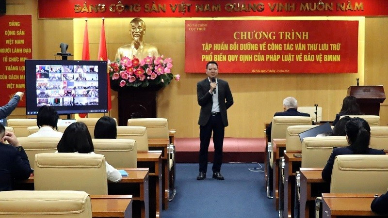 Giảng viên, Tiến sĩ Cam Anh Tuấn với chuyên đề về Quy định hiện hành và hướng dẫn thực hiện một số nghiệp vụ trong công tác văn thư.