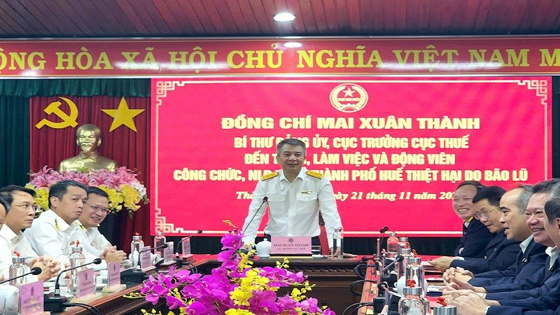 Cục trưởng Mai Xuân Thành và Đoàn công tác Cục Thuế làm việc với Ban Lãnh đạo Thuế thành phố Huế.