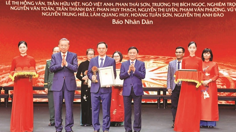 Tổng Bí thư Tô Lâm và đồng chí Trần Cẩm Tú, Ủy viên Bộ Chính trị, Thường trực Ban Bí thư, Chủ nhiệm Ủy ban Kiểm tra Trung ương trao giải A cho đại diện nhóm tác giả Báo Nhân Dân đoạt Giải Báo chí toàn quốc về xây dựng Đảng (Giải Búa liềm vàng) lần thứ IX-năm 2024. Ảnh: DUY LINH.