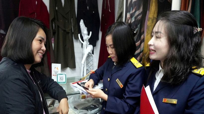 Công chức Thuế tỉnh Nghệ An tiếp xúc hỗ trợ hộ kinh doanh tuân thủ pháp luật thuế