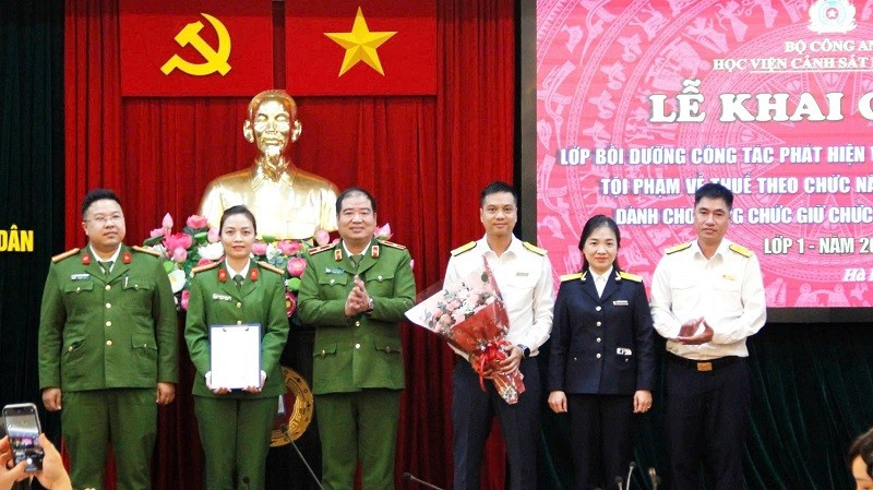 Thiếu tướng Chử Văn Dũng chúc các học viên sau khóa học sẽ tạo môi trường làm việc, truyền cảm hứng và dẫn dắt đội ngũ thực thi nhiệm vụ.