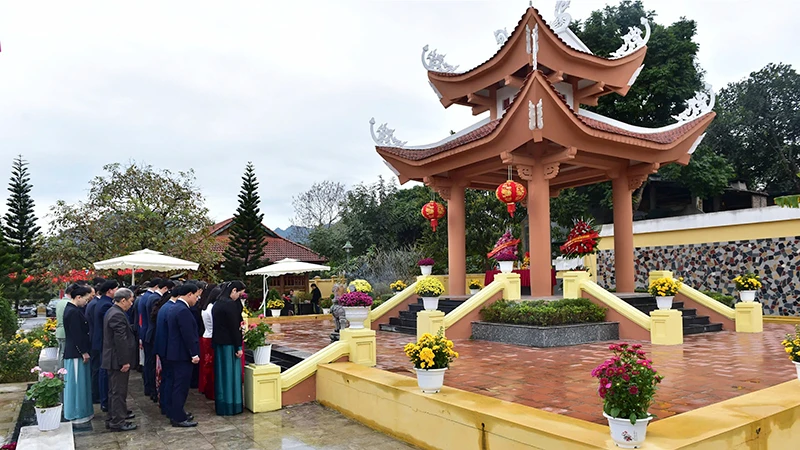 Các đồng chí lãnh đạo tỉnh Tuyên Quang dâng hương, dâng hoa tại di tích địa điểm thành lập Chi bộ Mỏ Than.