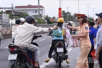 Các đơn vị, đoàn thể xã Châu Thành phát nước suối và khăn lạnh cho người dân về quê nghỉ lễ.