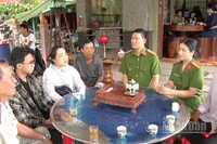 Công an phường Hồng Ngự luôn gặp gỡ, vận động nhân dân tham gia phong trào toàn dân bảo vệ an ninh Tổ quốc.