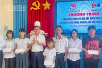 Học sinh con em ngư dân nhận học bổng.