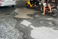 "Ổ gà" tại đường Điện Biên Phủ (phường Mỹ Trà), đoạn gần cầu Quảng Khánh.