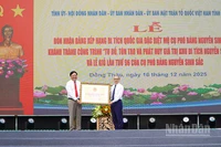 Chủ tịch Ủy ban nhân dân tỉnh Đồng Tháp Phạm Thành Ngại (bìa trái) nhận Bằng xếp hạng Di tích quốc gia đặc biệt Di tích lịch sử Mộ cụ Phó bảng Nguyễn Sinh Sắc.