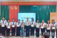 Đại diện nhà tài trợ Vòng tay Thái Bình trao học bổng. (Ảnh: VĂN THẨM)