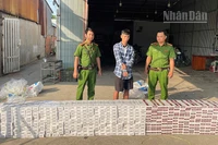 Lực lượng công an Đồng Tháp bắt quả tang Trần Quốc Khải vận chuyển thuốc lá điếu ngoại nhập lậu.