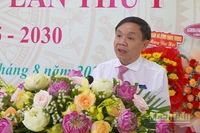 Đồng chí Phan Văn Thắng, Phó Bí thư Tỉnh ủy, Chủ tịch Ủy ban Mặt trận Tổ quốc Việt Nam tỉnh Đồng Tháp phát biểu chỉ đạo Đại hội Đảng bộ xã Bình Hàng Trung.