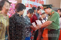 Thứ trưởng Công an Lê Văn Tuyến trao quà tặng người dân phường Hồng Ngự.