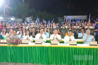 Lãnh đạo tỉnh Đồng Tháp và khán giả dự đêm khai mạc.
