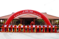 Đại biểu thực hiện nghi thức khánh thành Khu lưu niệm Chi bộ An Nam Cộng sản Đảng.