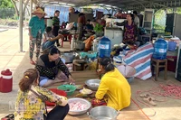 Bãi giữ xe Trường tiểu học Hoàng Hoa Thám đang được trưng dụng làm nơi nấu ăn, nghỉ tạm của người dân bị ảnh hưởng sạt lở.
